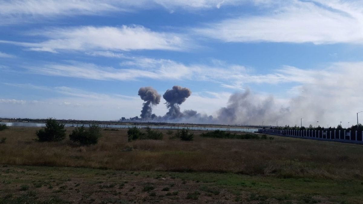 Výbuch na Krymu. Z městečka, kde je ruská letecká základna, stoupá dým, hlásí Ukrajinci